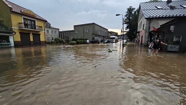 Burza Nad Powiatem Woda Zalewa A Ulice I Domy Wiatr Ama I Wyrywa