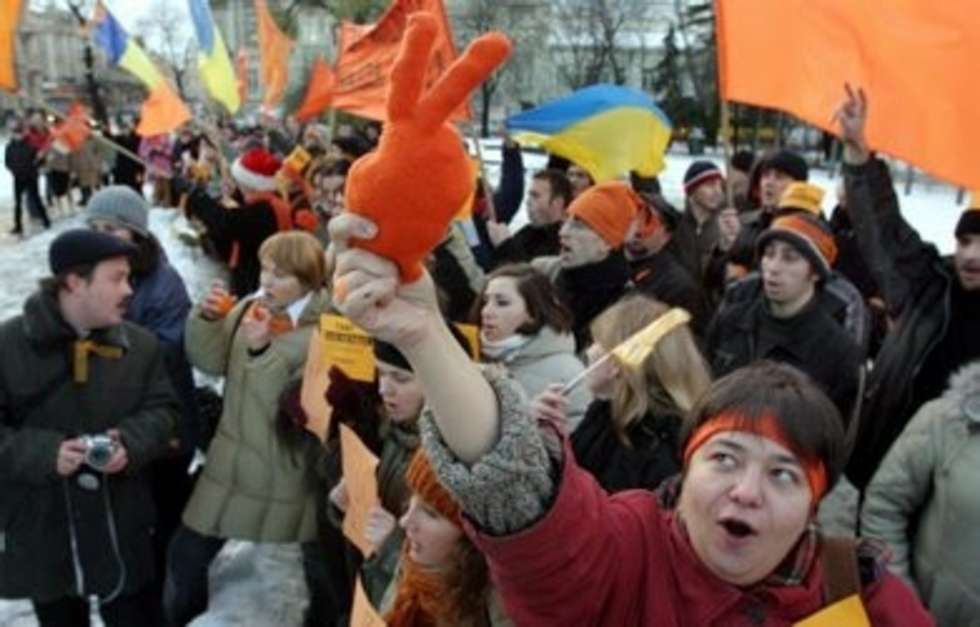  23 11 2004 LUBLIN PLAC LITEWSKI POMARANCZOWY LANCUCH POKOJU UKRAINSCY I POLSKCY STUDECI PROTESTOWALI PRZECIWKO WYBOROM KTORE WYGRAL WIKTOR JANUKOWICZ FOT DOROTA AWIORKO/DZIENNIK WSCHODNI