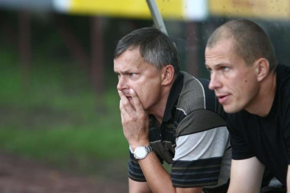  20 08 2006 RADZYN  PILKA NOZNA   MECZ ORLETA SPOMLEK (STROJE CZERWONE)- STAL SANOKSTROJE GRANATOWO-BIALE)  WYNIK 2 : 0 FOT MACIEJ KACZANOWSKI/DZIENNIK WSCHODNI
N/Z TRENER ORLAT MAREK MAJKA