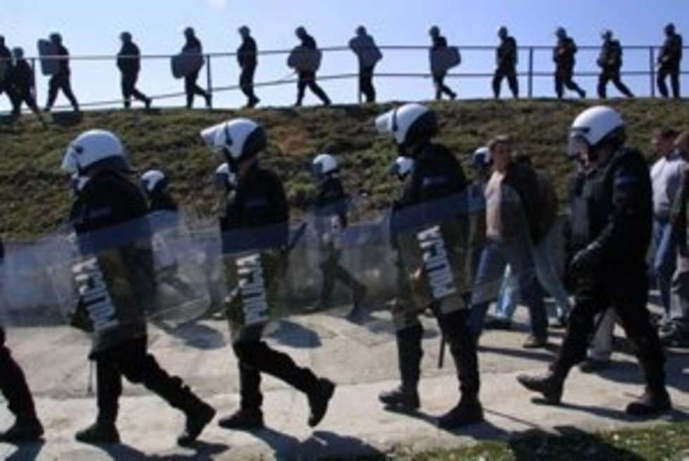  2003 04 15 LUBLIN STADION MOTORU CWICZENIA  POLICJI FOT DOROTA AWIORKO/DZIENNIK WSCHODNI