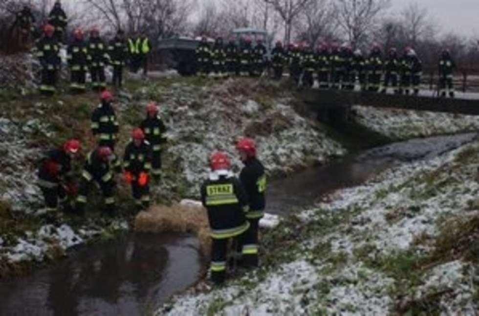  30 11 2005 LUBLIN UL DZIALKOWA WYCIEK OLEJU NAPEDOWEGO Z KOLEKTORA DESZCZOWEGO
FOT KUBA KRZYSIAK / DZIENNIK WSCHODNI