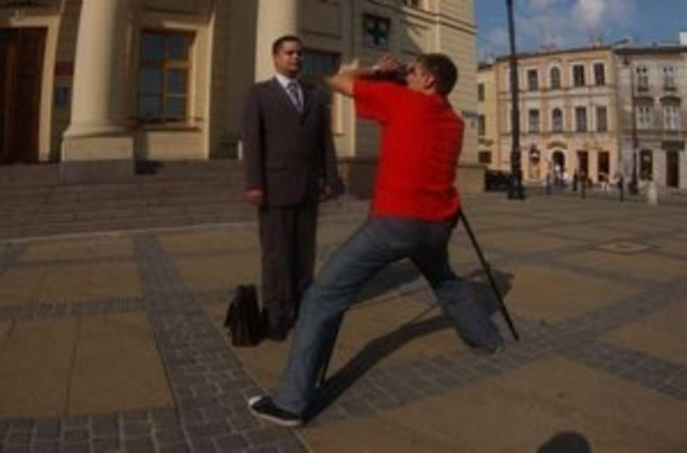  07 09 2004 LUBLIN PLAC LOKIETKA SESJA FOTOGRAFICZNA DLA NEWSWEEK POLSKA FOTOGRAFIK PAWEL KRZYWICKI PO DRUGIEJ STRONIE LUBELSKI POLITYK JAKUB LOSOS
FOT KUBA KRZYSIAK/DZIENNIK WSCHODNI