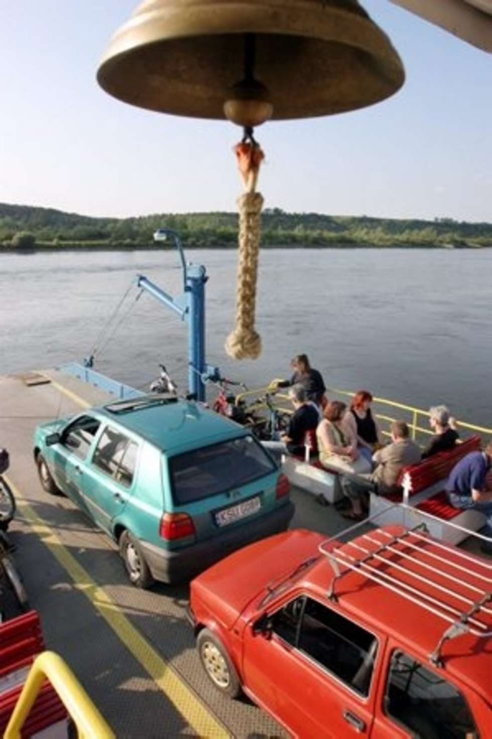  17 07 2004 KAZIMIERZ DOLNY NAD WISLA PRZEPRAWA PROMEM DO JANOWCA FOT DOROTA AWIORKO/DZIENNIK WSCHODNI