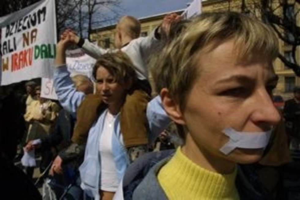  20 04 2003 LUBLIN AL RACLAWICKIE BLOKADA PRZEJSCIA DLA PIESZYCH PRZEZ PROTESTUJACE MATKI Z DZIECMI PRZECIWKO USTAWIE W SPRAWIE ALIMETOW FOT DOROTA AWIORKO/DZIENNIK WSCHODNI