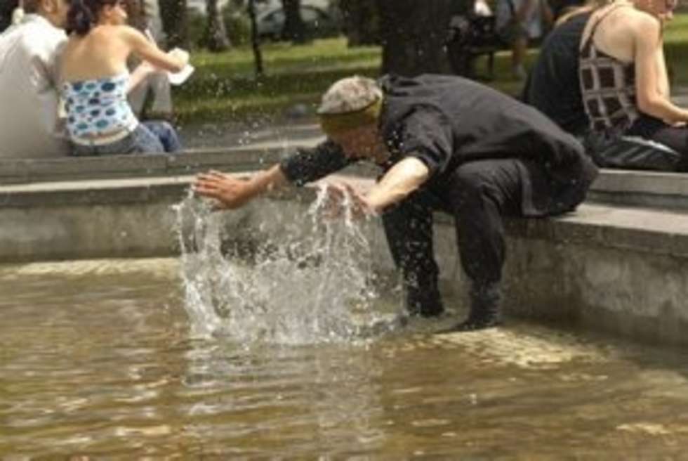  18 07 2005 LUBLIN PLAC LITEWSKI JAKIS PIJACZEK POPIWSZY DENATURATU POSTANOWIL SIE OCHLODZIC
FOT JAKUB ORZECHOWSKI/DZIENNIK WSCHODNI