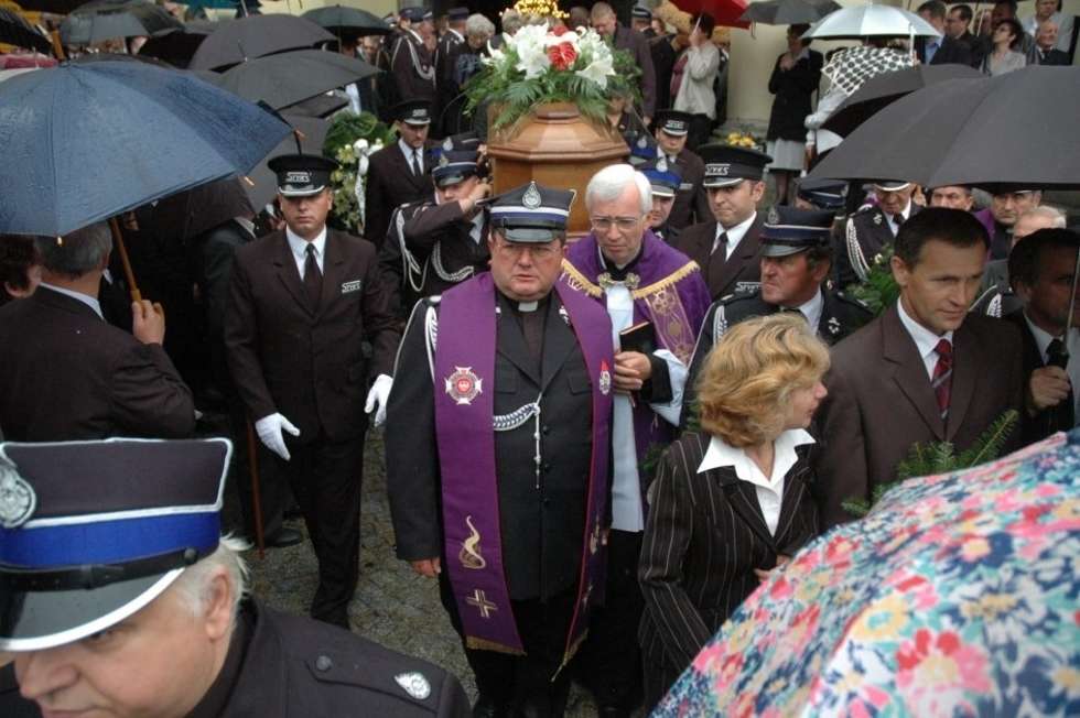  11 08 2006 LUBLIN  KATEDRA I DEPTAK POGRZEB EDWARDA HUNKA MARSZALKA I WOJEWODY LUBELSKIEGO W LATACH 1994 - 1997 PREZESA ZARZADU WOJEWODZKIEGO ZOSP RP
FOT JAKUB ORZECHOWSKI/DZIENNIK WSCHODNI