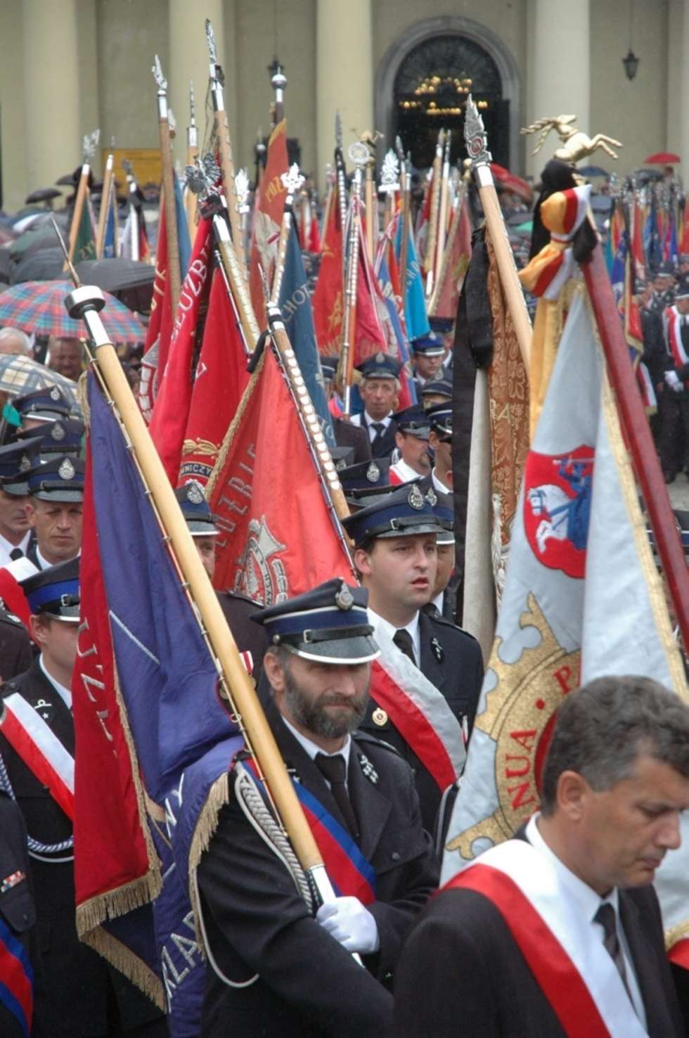  11 08 2006 LUBLIN  KATEDRA I DEPTAK POGRZEB EDWARDA HUNKA MARSZALKA I WOJEWODY LUBELSKIEGO W LATACH 1994 - 1997 PREZESA ZARZADU WOJEWODZKIEGO ZOSP RP
FOT JAKUB ORZECHOWSKI/DZIENNIK WSCHODNI