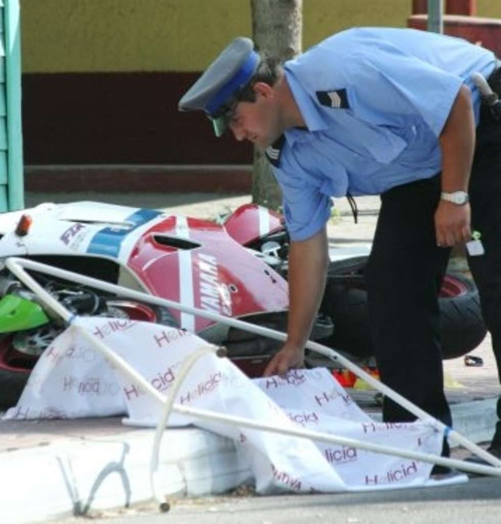  27 07 2006 CHODEL POLICJANCI PODCZAS OBLAWY STRZELALI DO MOTOCYKLISTY KTORY NIE ZATRZYMAL SIE DO KONTROLI 21 LETNI MARCIN KOPEC MEZCZYZNAL ZGINAL NA MIEJSCU FOT MACIEJ KACZANOWSKI/DZIENNIK WSCHODNI