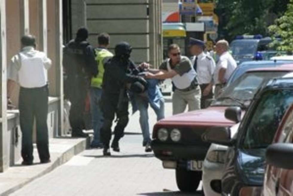  2004 11 18 LUBLIN UL CHOPINA CWICZENIA POLICJI NAPAD NA BANK FOT DOROTA AWIORKO/DZIENNIK WSCHODNI