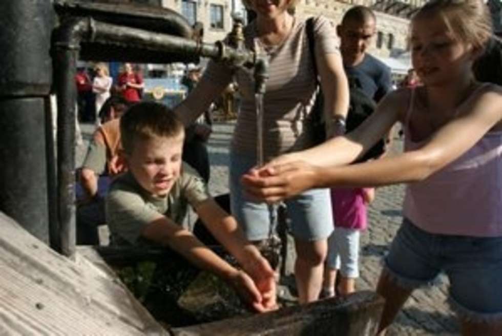  17 07 2004 KAZIMIERZ DOLNY NAD WISLA RYNEK FOT DOROTA AWIORKO/DZIENNIK WSCHODNI