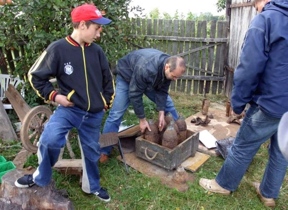  2004 09 22 LOPIENNIK GMINA BORZECHOW POLICJA ODKRYLA U ROLNIKA  JOZEFA  KWIATKOWSKIEGO KILKASET POCISKOW Z CZASOW II WOJNY SWIATOWEJ FOT DOROTA AWIORKO/DZIENNIK WSCHODNI