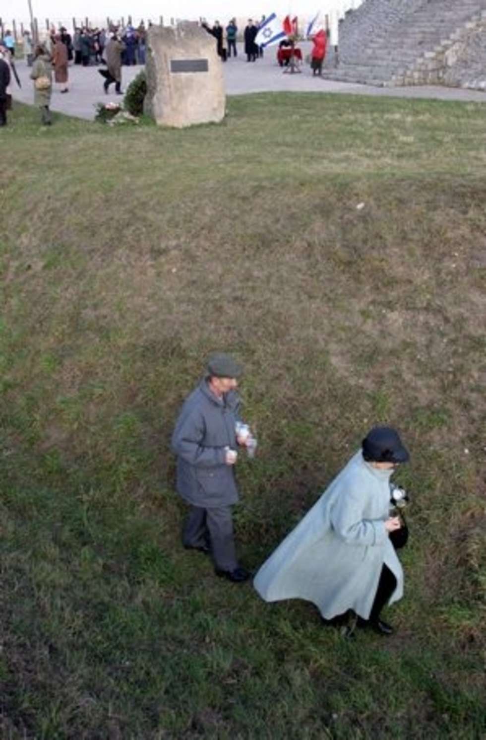  03 11 2004 LUBLIN DROGA MECZENNIKOW MAJDANKA BYLI WIEZNIOWIE OBOZU KONCENRACYJNEGO UCZCILI PAMIEC POMORDOWANYCH 61 LAT TEMU ZYDOW ( NAJWIEKSZA MASAKRA W HISTORII OBOZOW KONCENTRACYJNYCH 18.400 LUDZI ) FOT DOROTA AWIORKO/DZIENNIK WSCHODNI