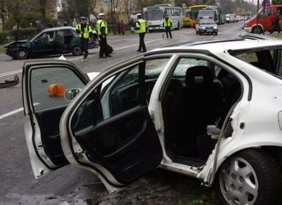  Cztery osoby zostaly ranne w wyniku wypadku do jakiego doszlo dzisiaj na al. Raclawickich w Lublinie.
