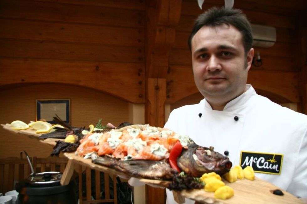  Przygotowan? rybe prezentuje pan Robert Remijasz, szef kuchni &#8222;Biesiada&#8221;
