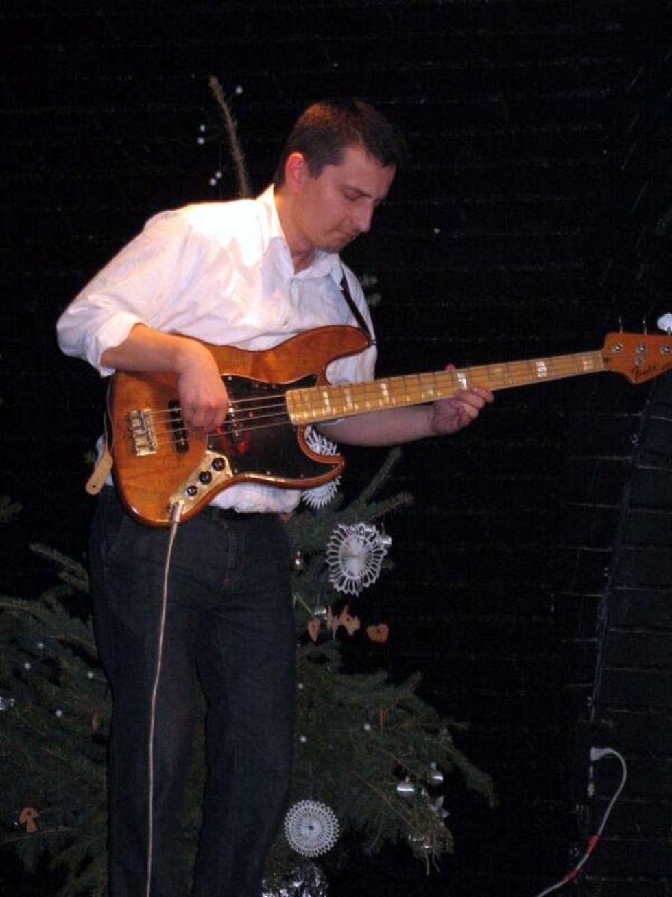 Lukasz Gorczyca na gitarze basowej.