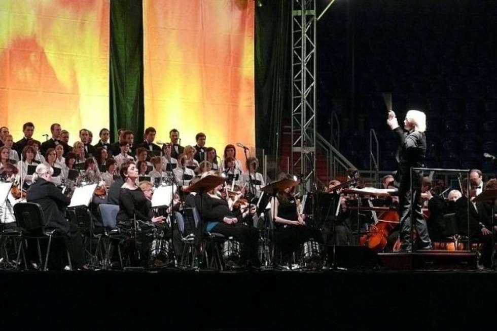  
Niedzielny koncert Piotra Rubika na hali Globus w Lublinie. 
