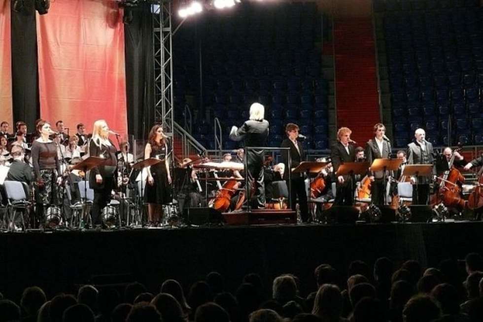  
Niedzielny koncert Piotra Rubika na hali Globus w Lublinie. 
