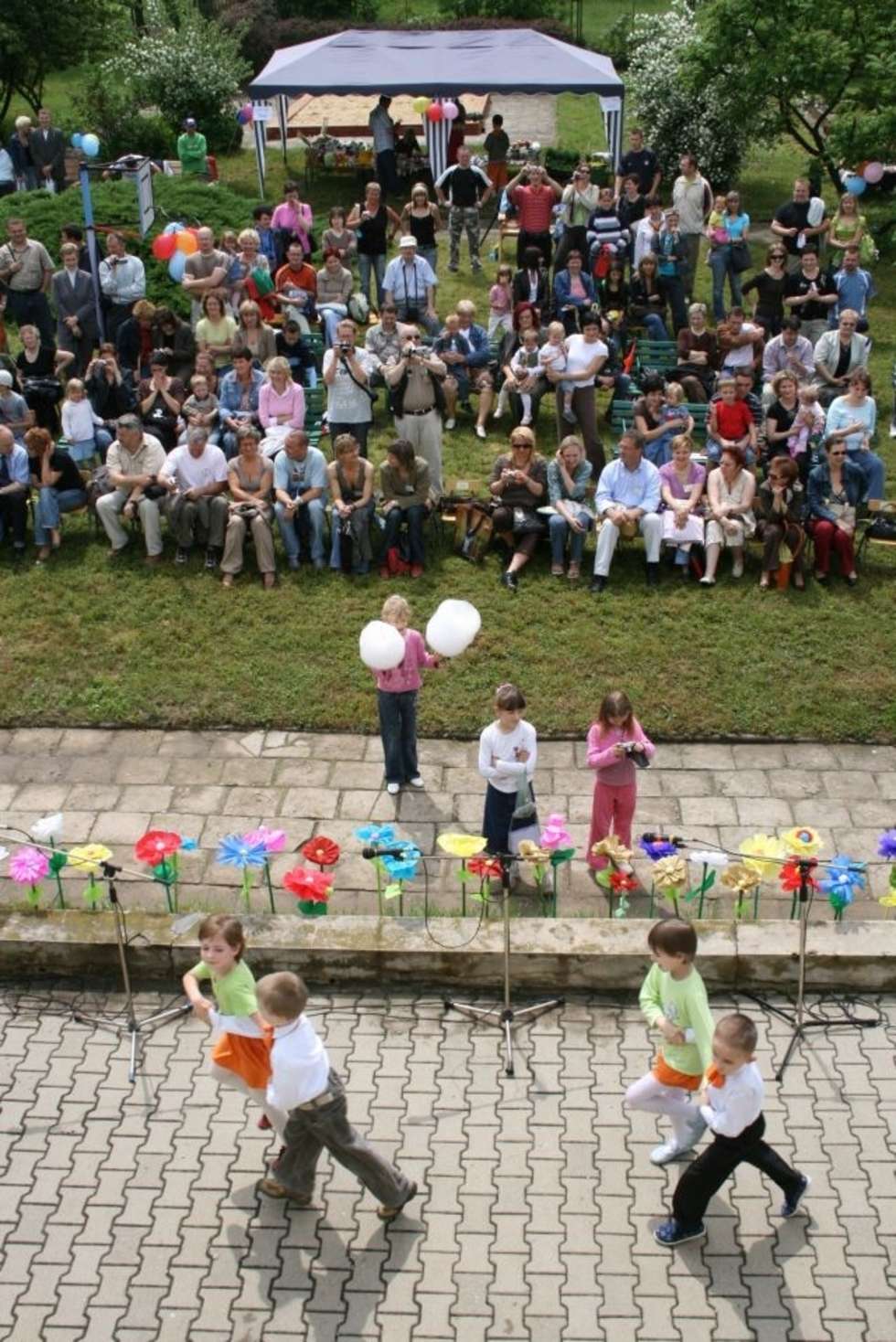  Przedszkole im. Adama Zeromskiego w Naleczowie w  weekend obchodzilo stulecie powstania. Z tej okazji odbyl sie huczny piknik. 
