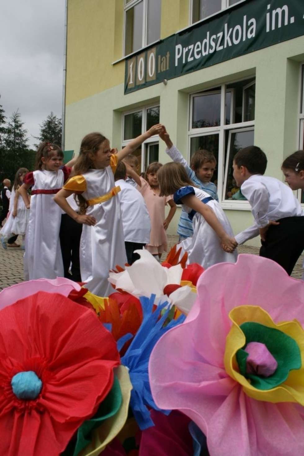  Przedszkole im. Adama Zeromskiego w Naleczowie w  weekend obchodzilo stulecie powstania. Z tej okazji odbyl sie huczny piknik. 

