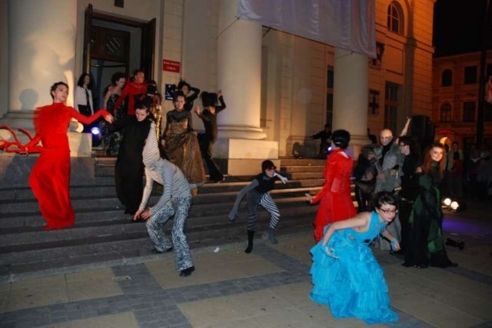  Lubelska Noc Kultury - Pokaz strojów autorstwa Eleonory Bruzdy na schodach Ratusza.
