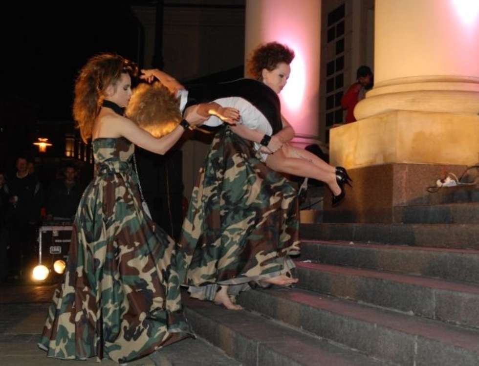  Lubelska Noc Kultury - Pokaz strojów autorstwa Eleonory Bruzdy na schodach Ratusza.
