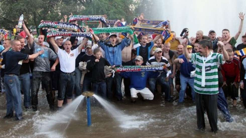  Po jedenastu latach Motor Lublin powrócil do II ligi. Sukces fetowano na stadionie przy Al. Zygmuntowskich i w... fontannie na Placu Litewskim. 
