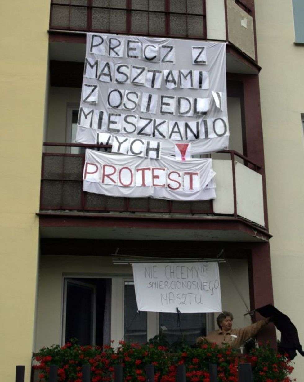  Mieszkancy os. Poreba protestuj? przeciwko budowie na ich osiedlu masztu telefonii komórkowej.

