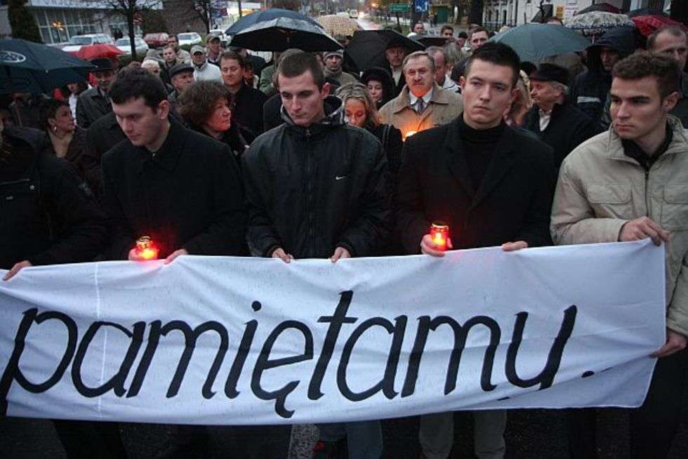  Koledzy zamordowanego Pawla nie?li transparent z napisem "Pawel pamietamy".