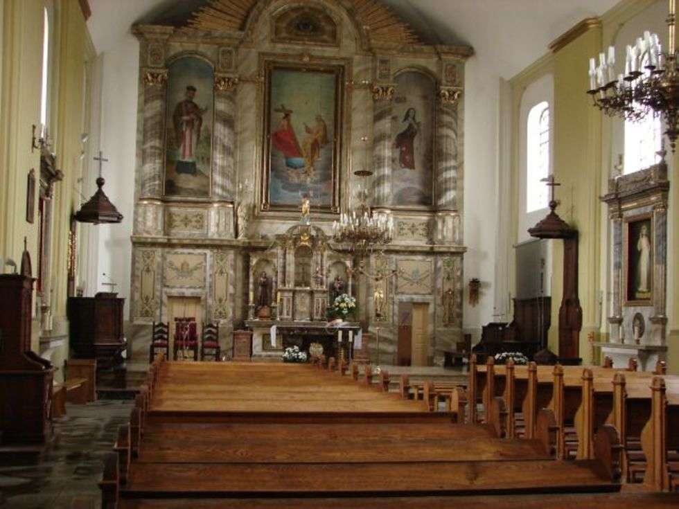  Oltarz glówny w stylu neorenesansowym. W oltarzu obrazy ?w. Jana Nepomucena (z lewej), Trójcy Przenaj?wietszej i ?w. Teresy (z prawej)