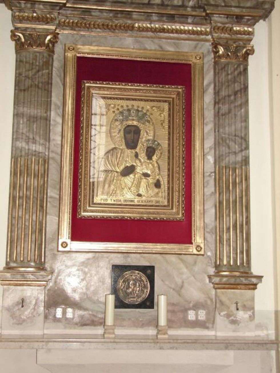  Oltarz boczny z wizerunkiem Matki Boskiej Czestochowskiej w zloconej sukni