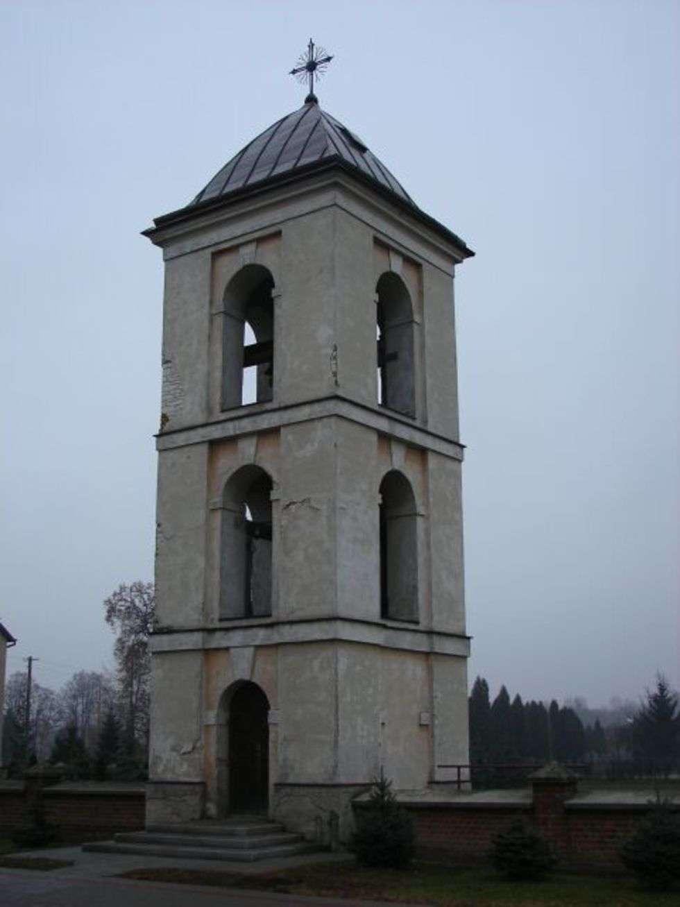  PóLnobarokowa dzwonnica wzniesiona w 1795 r. 