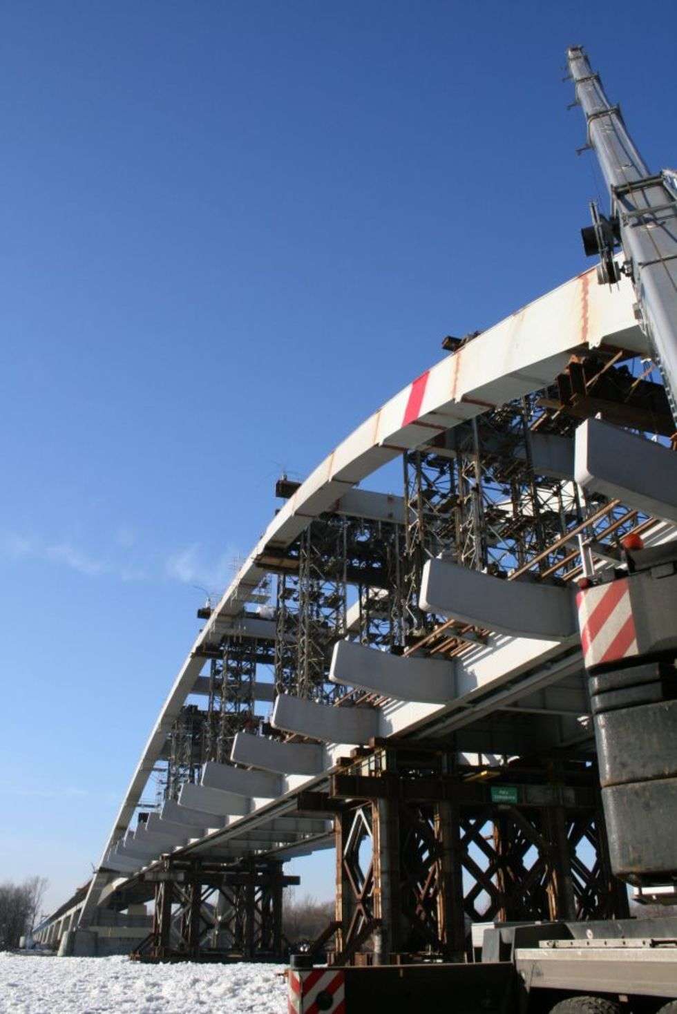  Prace przy budowie mostu i obwodnicy Pulaw są zaawansowane juz w ponad 90 procentach. 
