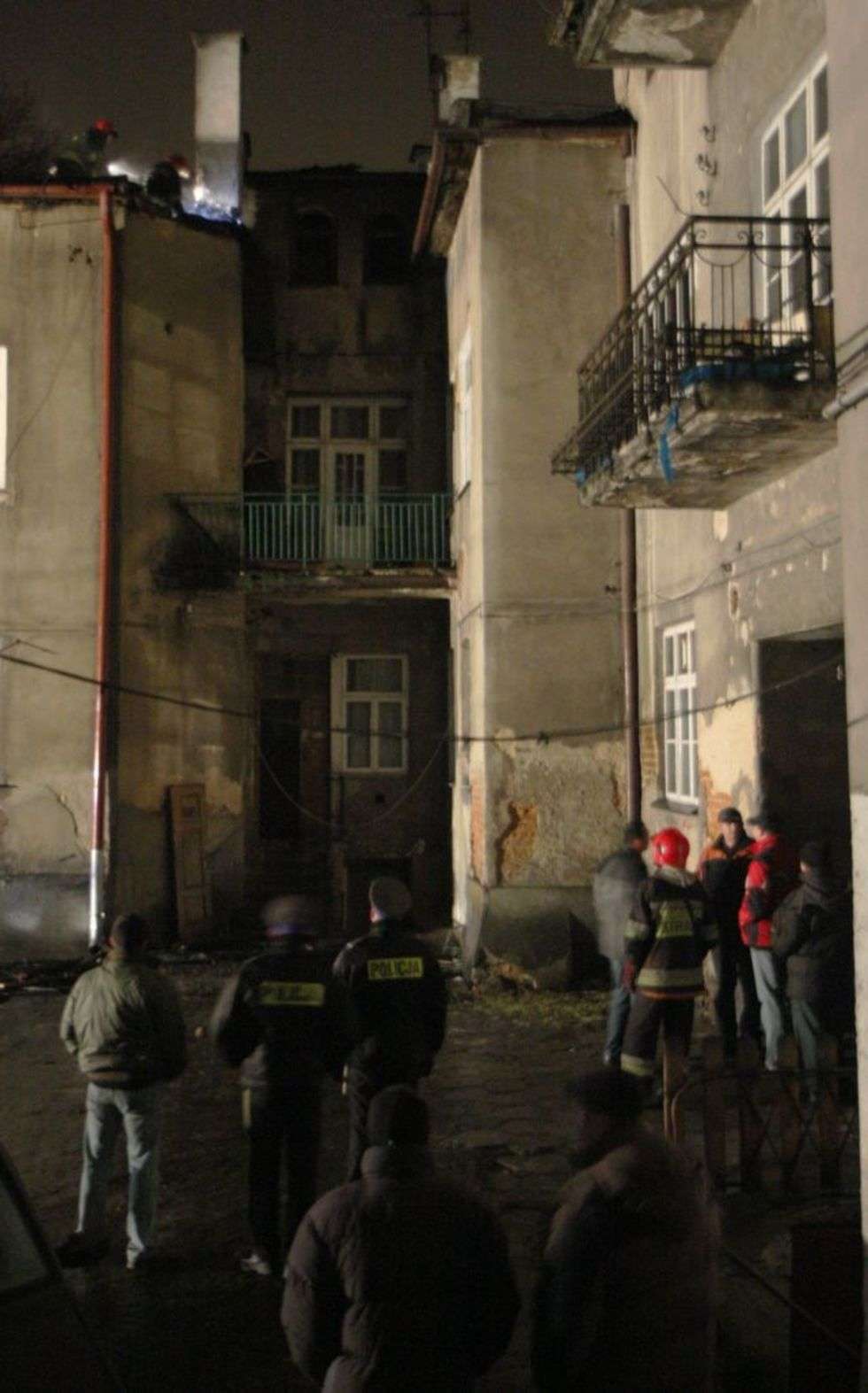  
42 lokatorów ewakuowala straz pozarna z plonącej kamienicy przy ul. Zamojskiej w Lublinie. Pozar wybuchl ok. godz. 4 rano.
