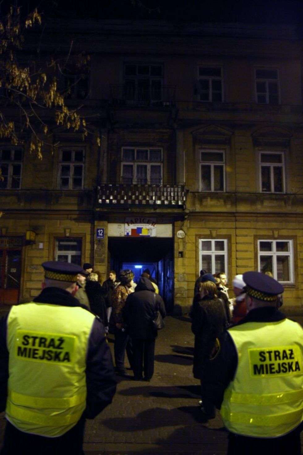  
42 lokatorów ewakuowala straz pozarna z plonącej kamienicy przy ul. Zamojskiej w Lublinie. Pozar wybuchl ok. godz. 4 rano.
