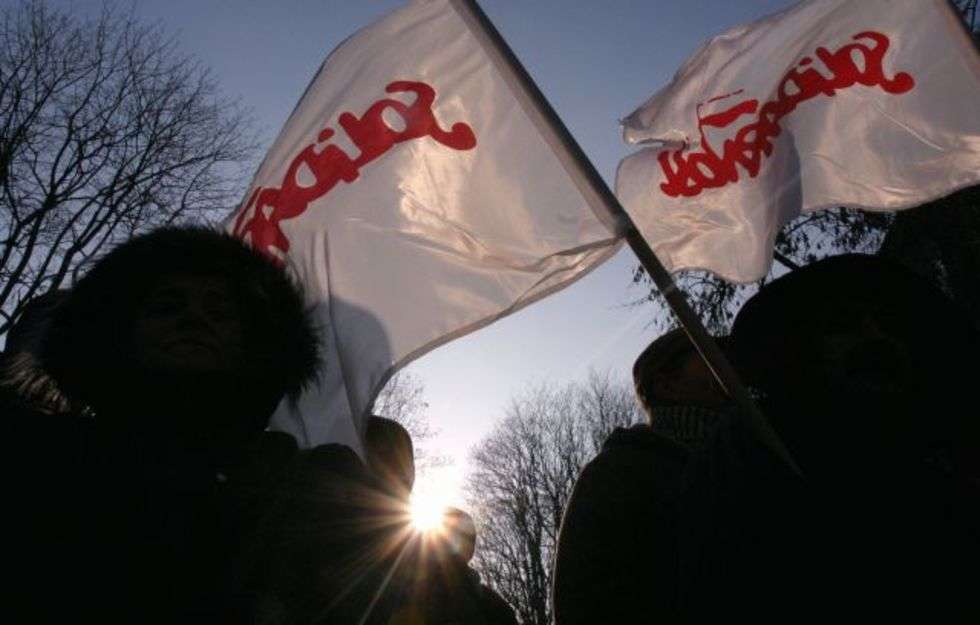  Trzaskający mróz nie przeszkodzil dziś kilkuset osobom demonstrowac pod urzedem wojewódzkim w obronie cukrowni Lublin. 
