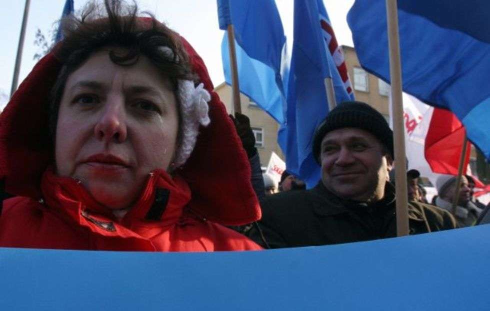  Trzaskający mróz nie przeszkodzil dziś kilkuset osobom demonstrowac pod urzedem wojewódzkim w obronie cukrowni Lublin. 
