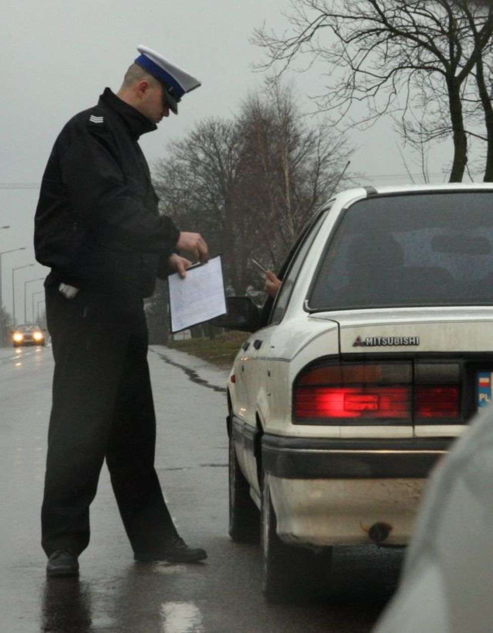  Policjanci zatrzymują kierowce mitsubishi. Przez Gluszczyzne i Czerniejów kierowca jechal 122 na godzine.