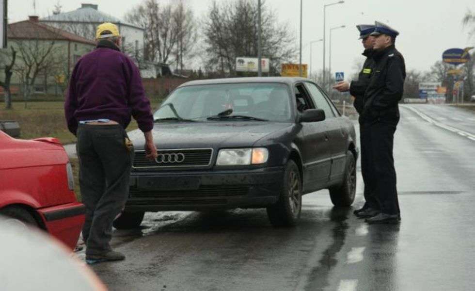  Policjanci zatrzymują kolejny samochód