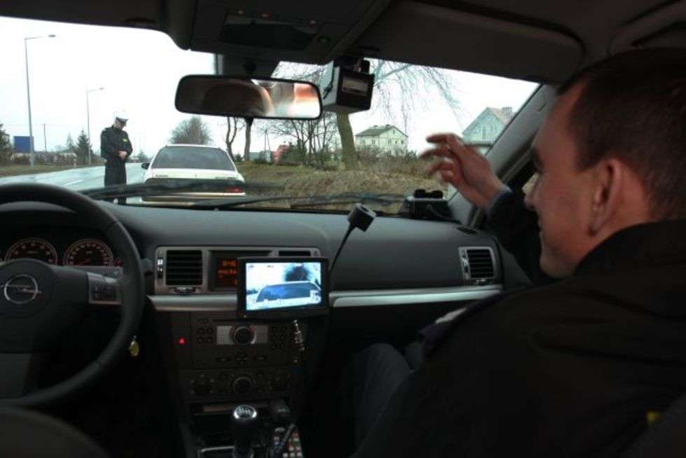  Policja z wideorejestratorem moze obserwowac droge przed i za samochodem, którym jadą