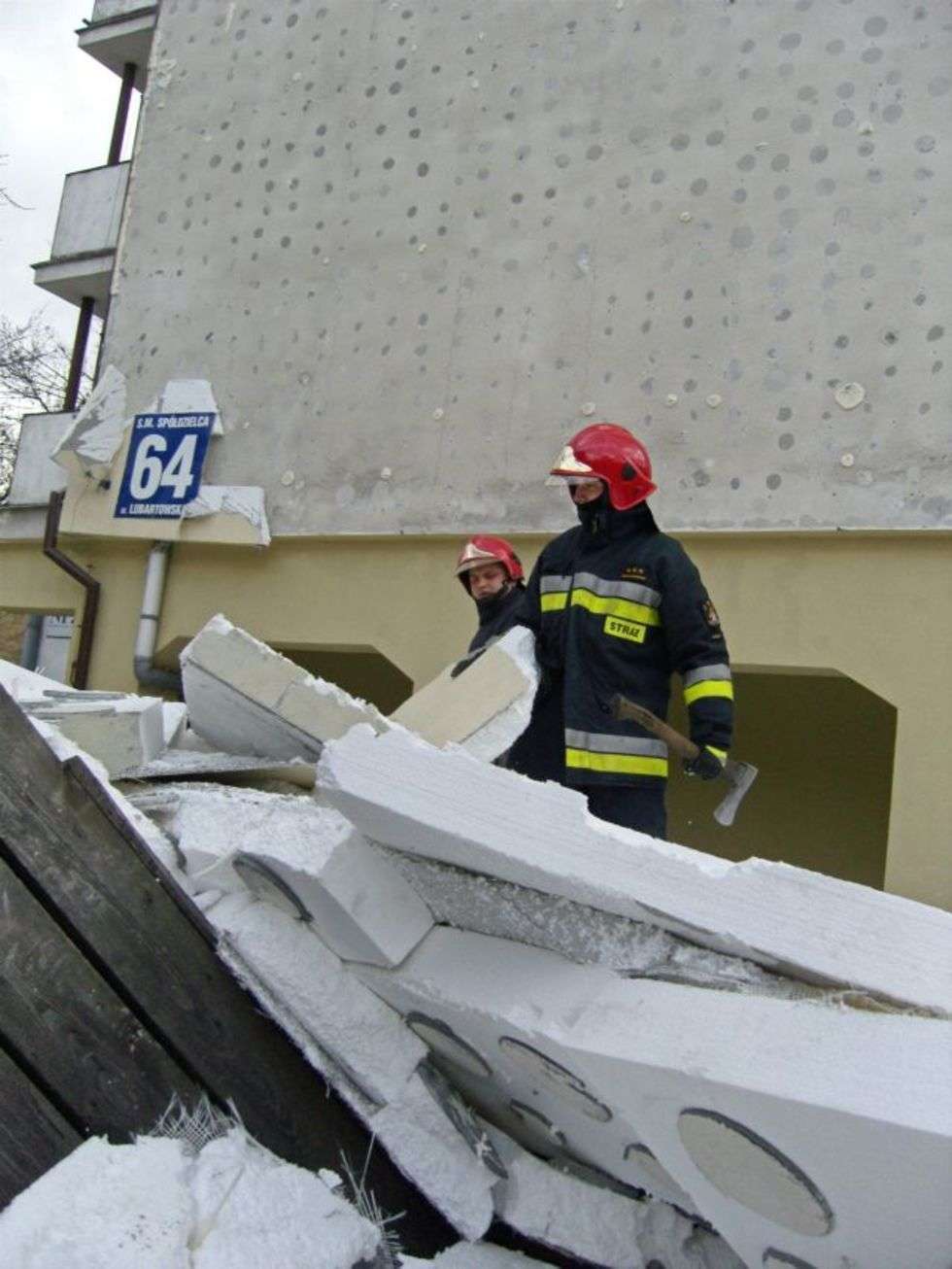  Zerwane ocieplenie budynku przy ul. Lubartowskiej 64