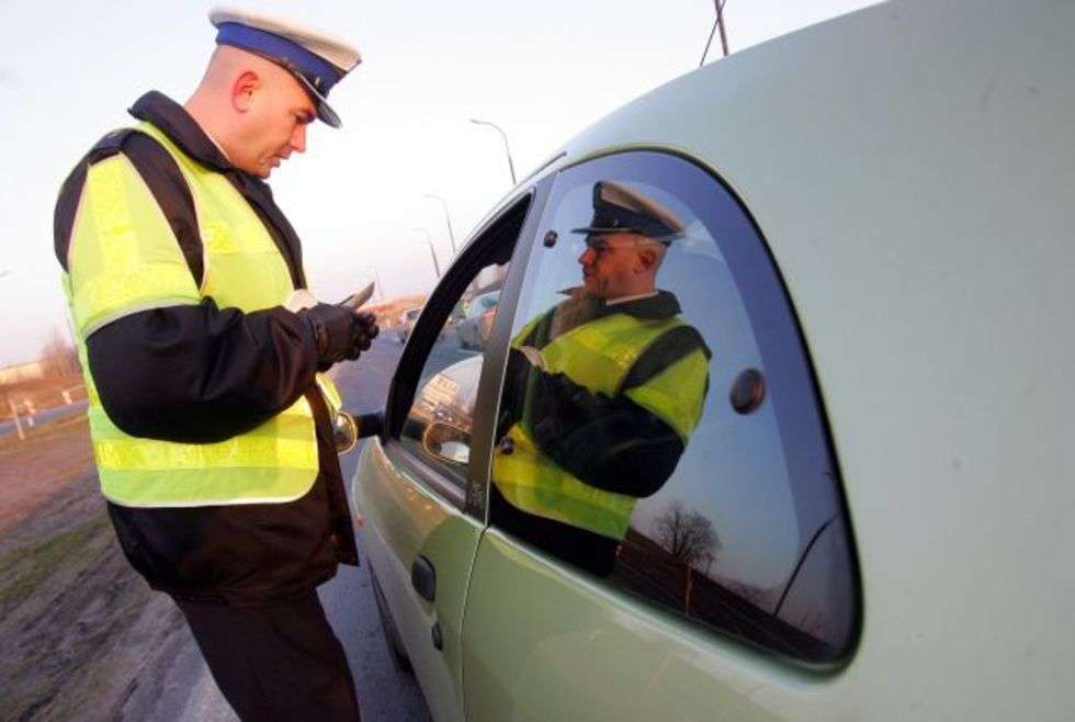  Policjanci kontrolują kierowców jadących od strony Świdnika do Lublina