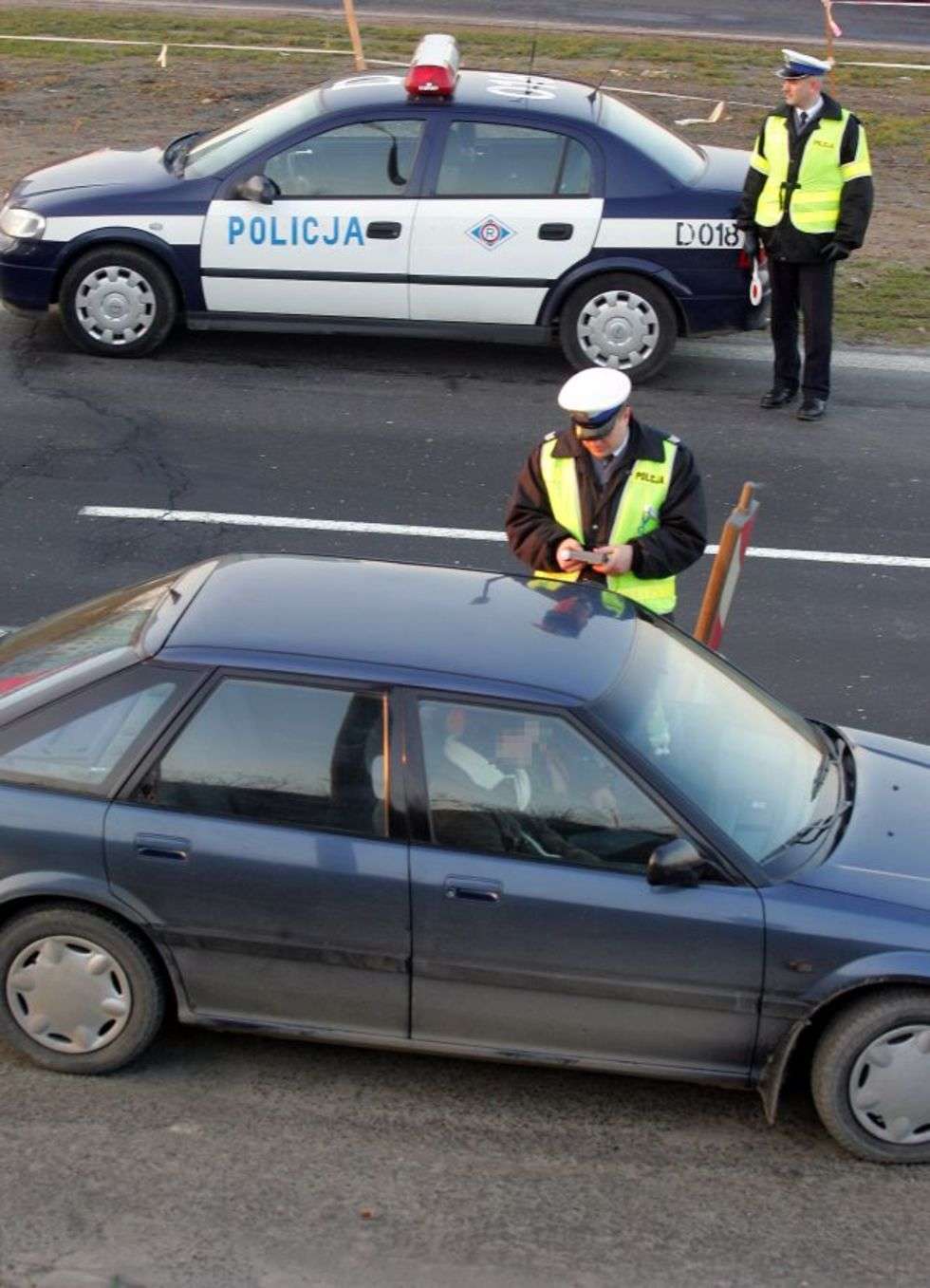  Policjanci kontrolują kierowców jadących al. Witosa w Lublinie