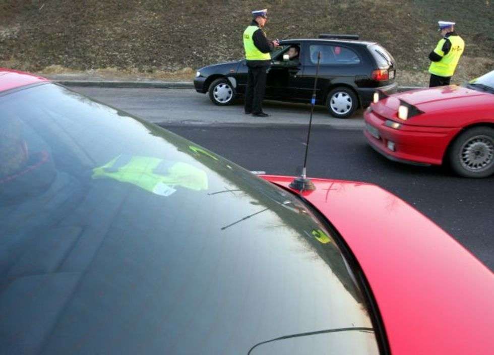  Policjanci kontrolują samochody jadące od strony Świdnika do Lublina