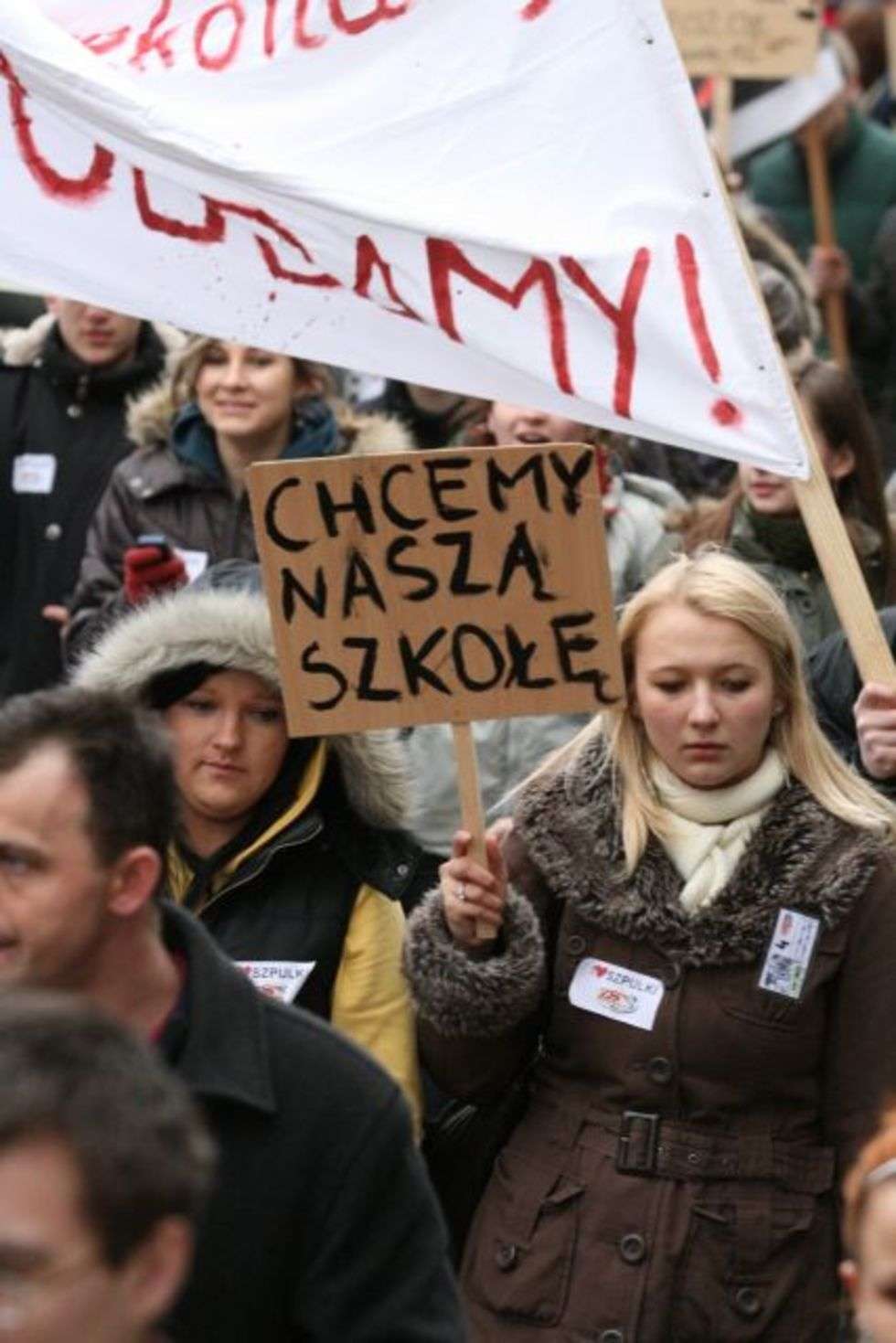  Kilkuset uczniów i nauczycieli przeszlo ulicami Pulaw. 
Protestowali przeciwko likwidacji Zespolu Szkól nr 3, czyli "Szpulek”. 
