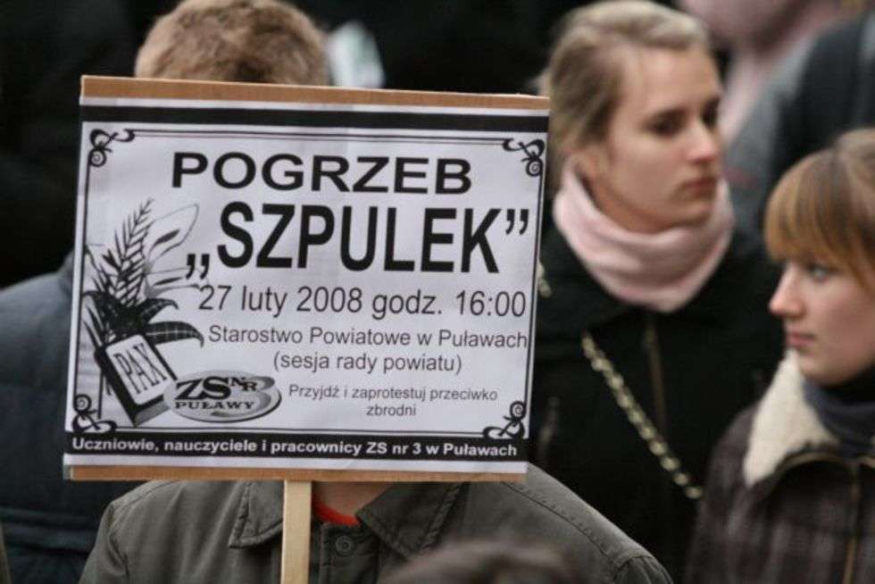  Kilkuset uczniów i nauczycieli przeszlo ulicami Pulaw. 
Protestowali przeciwko likwidacji Zespolu Szkól nr 3, czyli "Szpulek”. 

