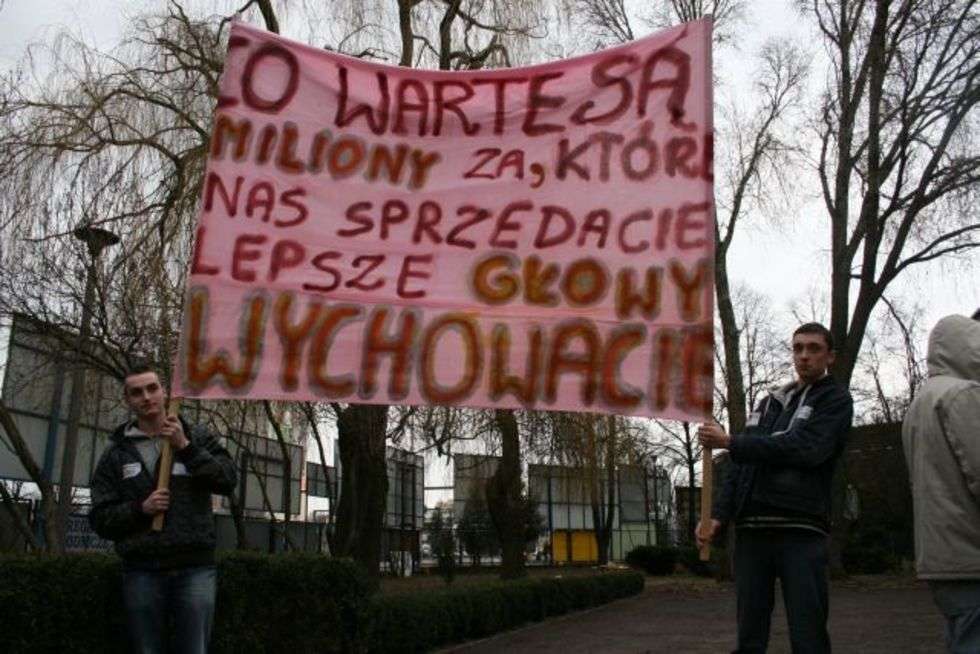  Kilkuset uczniów i nauczycieli przeszlo ulicami Pulaw. 
Protestowali przeciwko likwidacji Zespolu Szkól nr 3, czyli "Szpulek”. 
