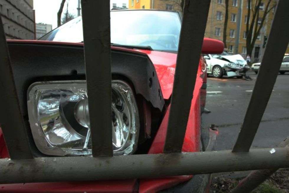  Renault jadący przejechal skrzyzowanie na czerwonym świetle. Samochód uderzyl w mazde skrecającą z ul. Lopacinskiego w Al. Raclawickie.
