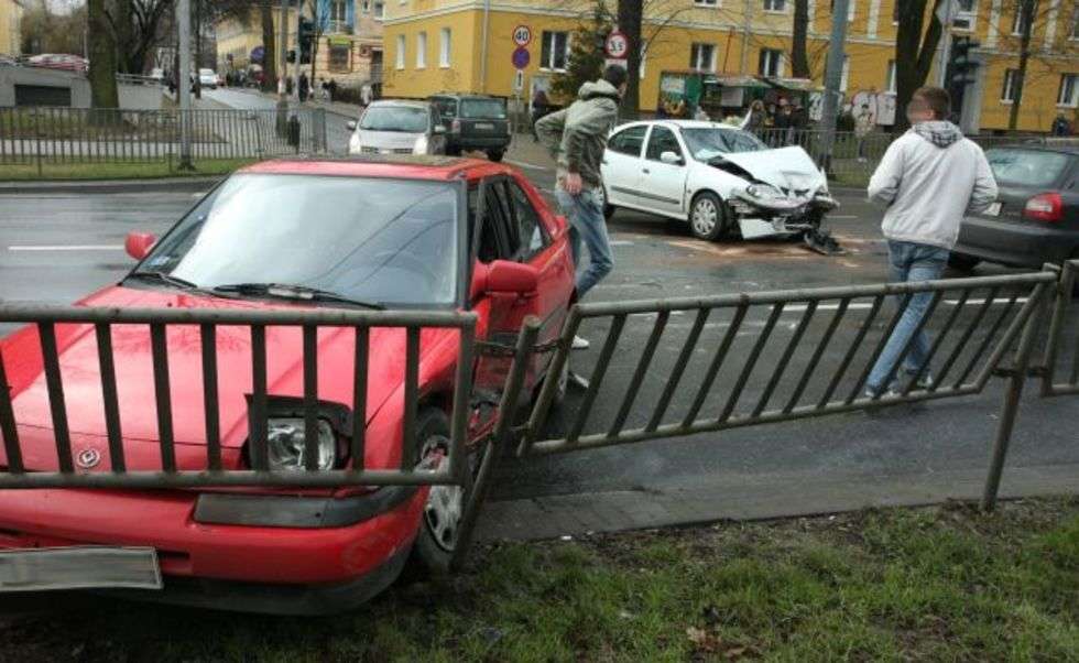  Renault jadący przejechal skrzyzowanie na czerwonym świetle. Samochód uderzyl w mazde skrecającą z ul. Lopacinskiego w Al. Raclawickie.
