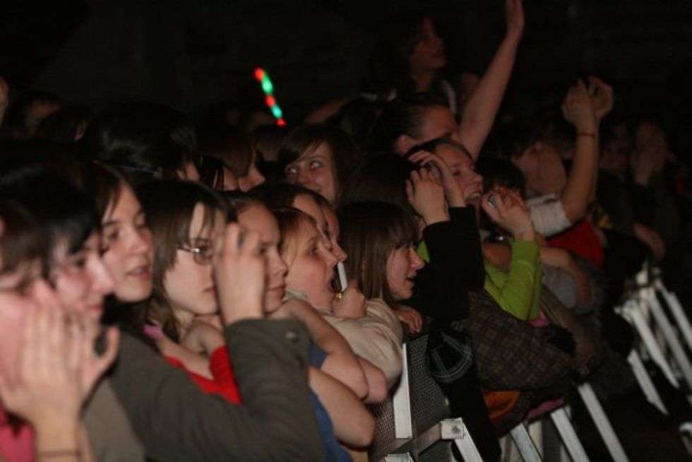  Grubo ponad tysiąc osób bawilo sie w pulawskiej hali MOSiR podczas niedzielnego koncertu zespolu Feel. Fot. 