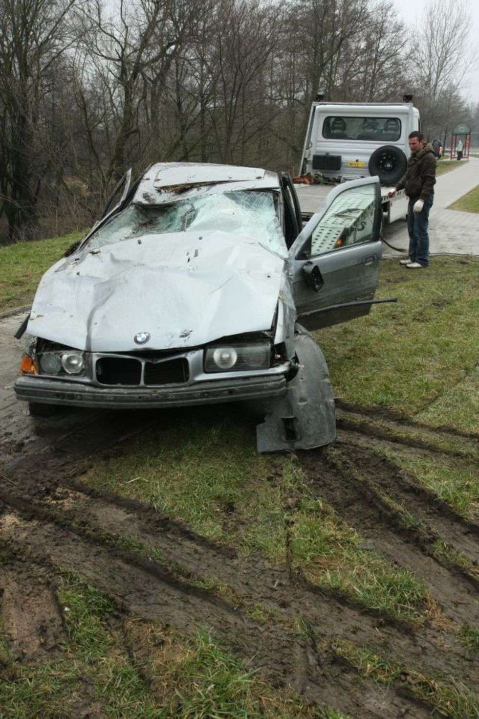  15. 03, sobota. BMW wypadlo z trasy na ul. Nadbystrzyyckiej w Lublinie. 
